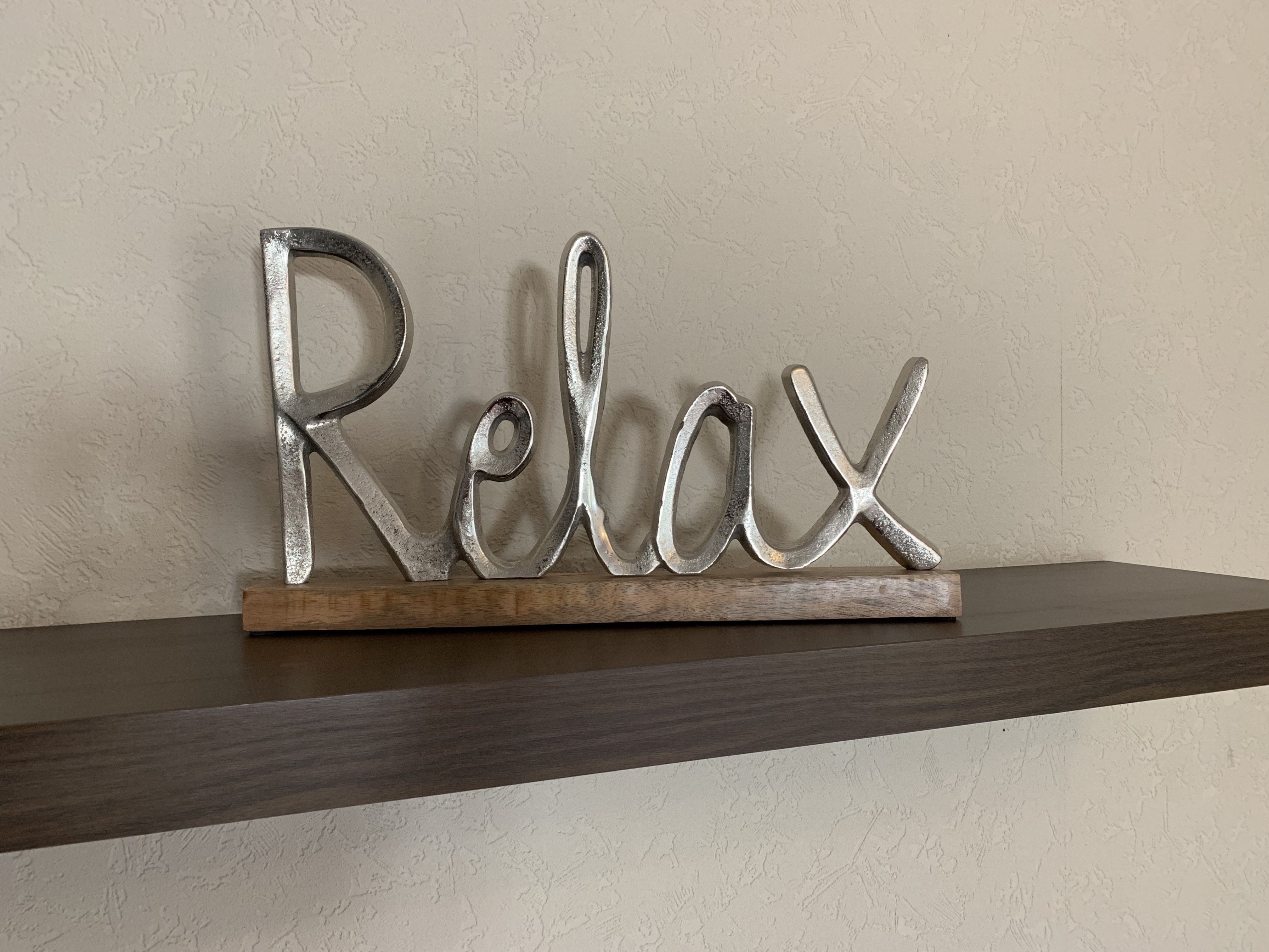 Schriftzug Relax Aluminium auf Mangoholz Sockel Deko Element für Wohnräume - Vorschau 3