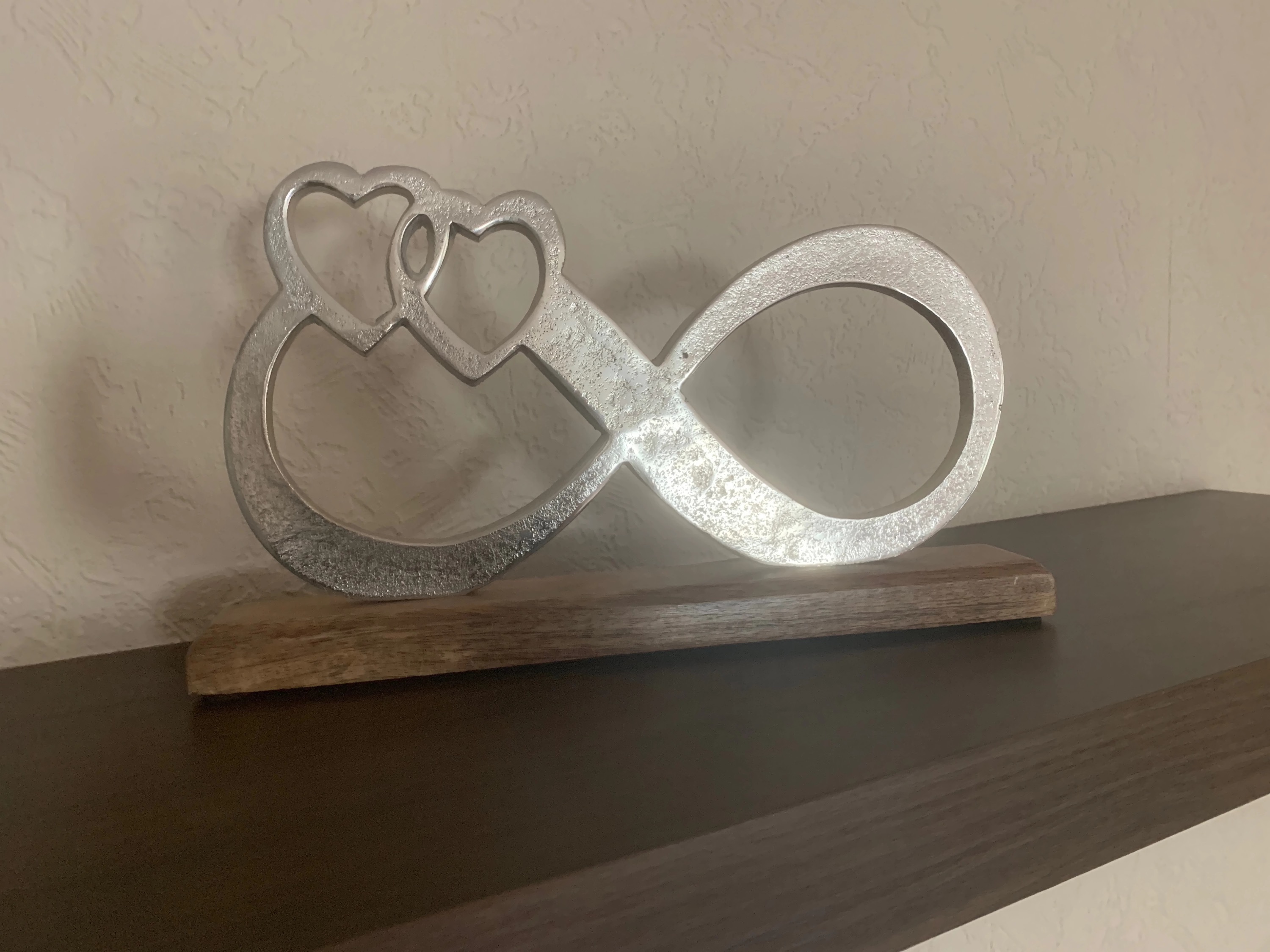 Unendlichkeit aus Aluminium auf Mangoholz Sockel Deko-Design Objekt für die Inneneinrichtung - Vorschau 5