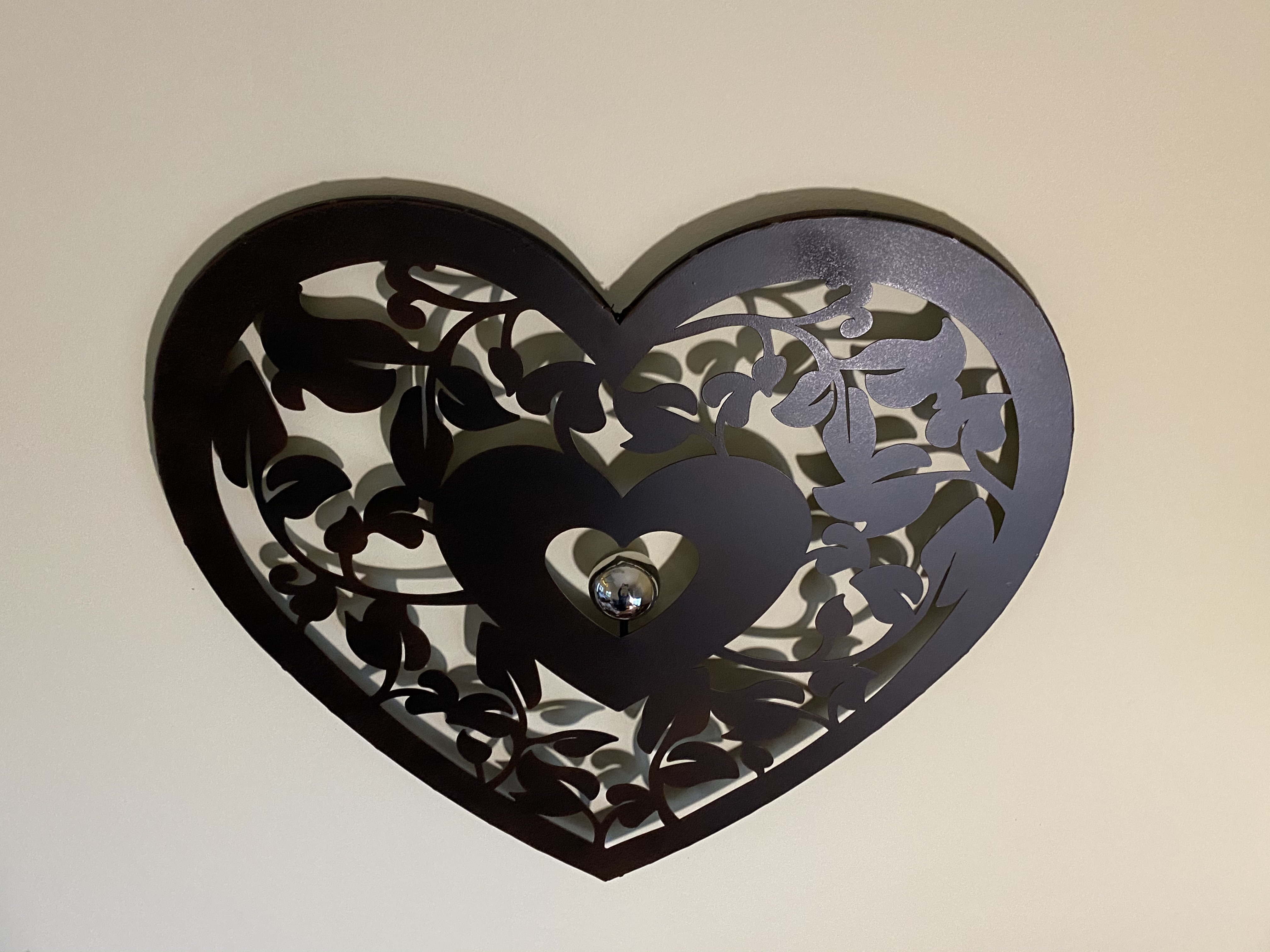 Wandrelief Herzranke dunkelbraun mit Metallkugel für dekorative Wandgestaltung - Vorschau 5