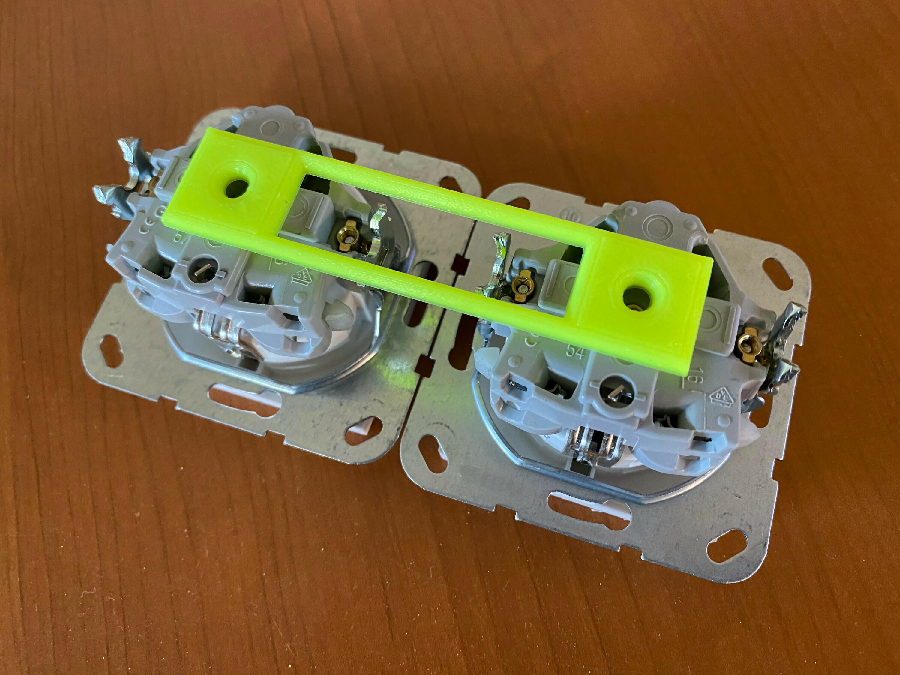 Steckdosen Bohr-Schablone Neon für einen Abstand von 71 mm - Vorschau 3