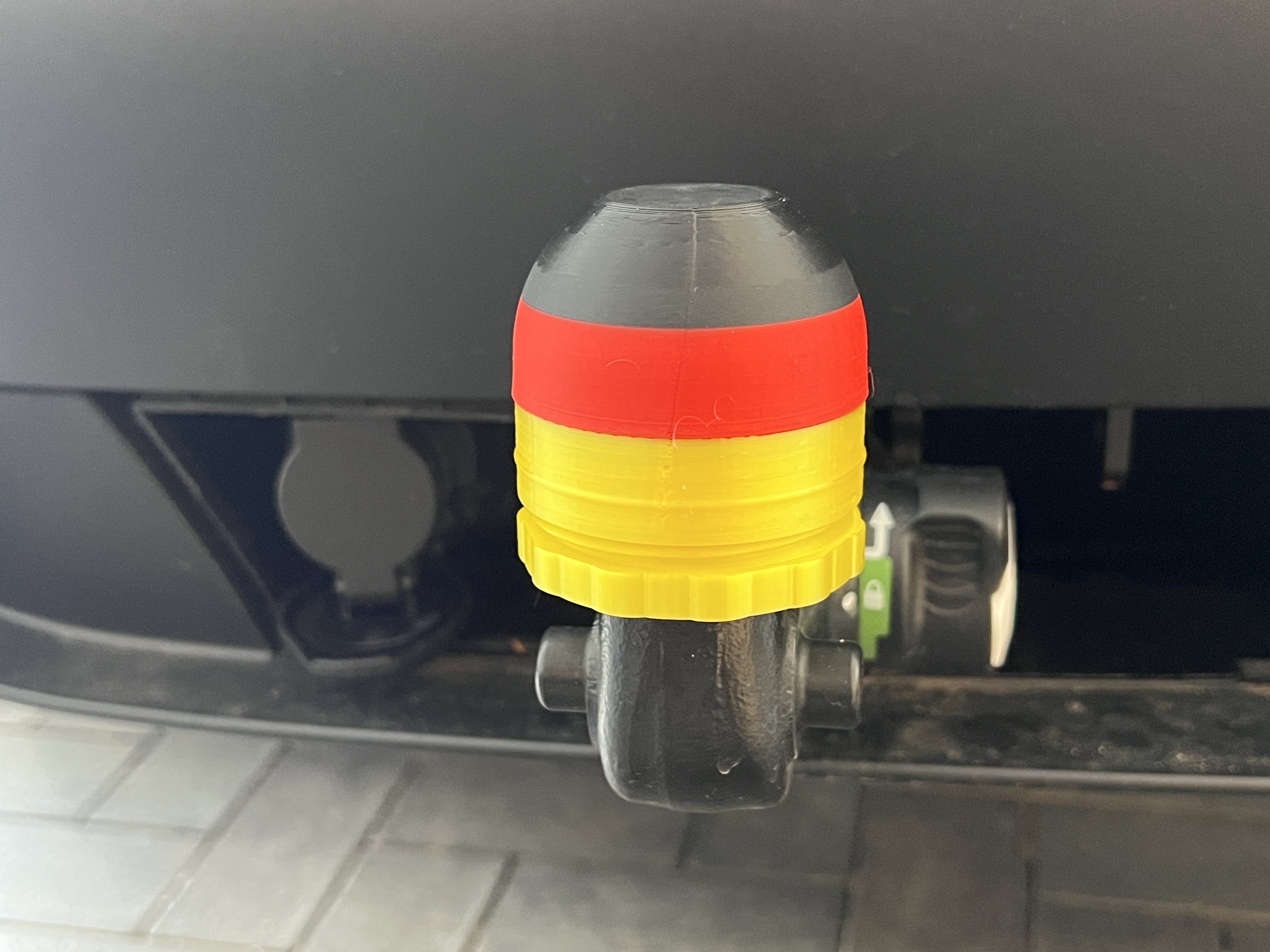 Abdeckung für Anhängerkupplung Deutschland Schwarz-Rot-Gold mit stabiler Kappe aus Polylactid - Vorschau 2