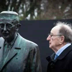 Le survivant de l'Holocauste Stefan Jerzy Zweig meurt à 83 ans.