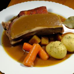 Bayerischer Schweinebraten mit knuspriger Kruste und dunkler Biersoße