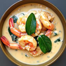 Exotisches Curry mit thailändischem Flair: Garnelen in Kokosmilch mit grünem Thai-Basilikum