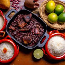 Feijoada: Köstlicher brasilianischer Schwarze-Bohnen-Eintopf mit Schweinefleisch und Gewürzen!