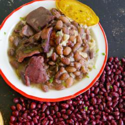 Feijoada: Receta tradicional brasileña de frijoles negros, carne y caldo picante es.