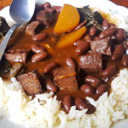 Feijoada à Transmontana: Un plat portugais copieux avec des haricots, de la viande et du chou.