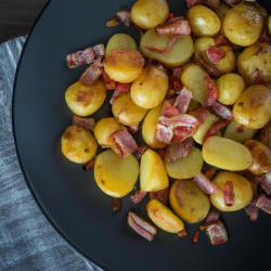 Patate da colazione caramellizzate con pancetta e aglio - Deliziose e croccanti.