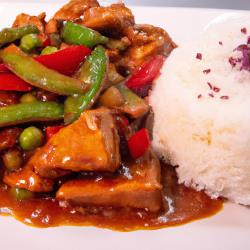 Gebakken kipfilet met zwarte bonensaus en groenten - Een klassieke Chinese specialiteit.