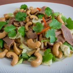 Gebratene Rindfleischstreifen mit Cashewnüssen und Gemüse in Sojasoße (Vegan)