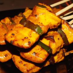 Gegrillte Tofu-Saté-Spieße aus Indonesien