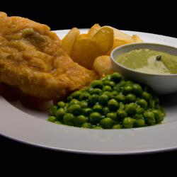 Knusprige Bier-Battered Fish and Chips mit Erbsen-Purée