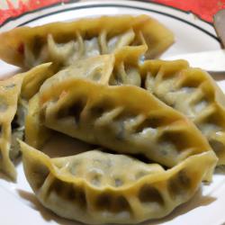 Momo: Traditionelle nepalesische Teigtaschen mit herzhaft gewürzter Füllung
