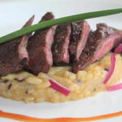 Anatra alla pechinese con crosta croccante di coriandolo e salsa di soia.