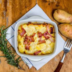 Traditioneller lettischer Sauerkraut-Kartoffelauflauf mit Speck und Gewürzen