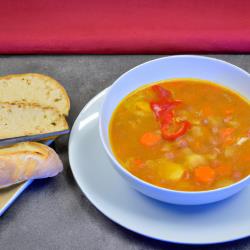 Ungarische Gulaschsuppe mit Sauerrahm und frischem Brot